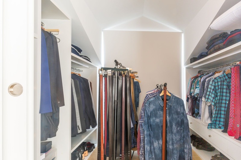 Walk in wardrobe - closet