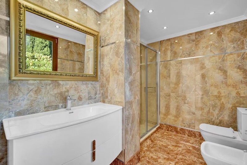 En-suite bathroom 2